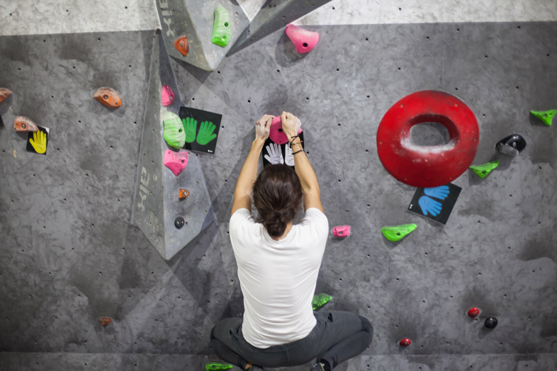 example of a boulder problem starting hold indicated by an illustration of two hands