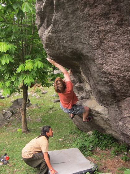 how to set up a crashpad for bouldering