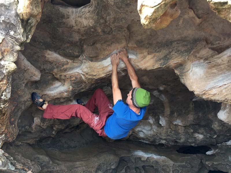 outdoor boulderer perfroming an outside flag 